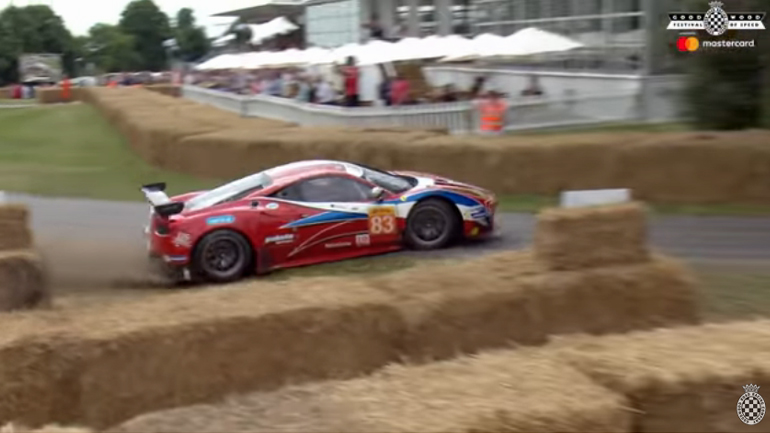 Τον έσωσαν οι μπάλες από άχυρο!